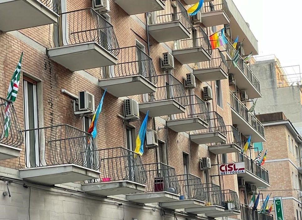 Carla Costantino: Le bandiere della della Pace e dell’Ucraina esposte non solo come simbolo.